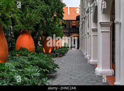 Singapur - 08. September 2019: Iconic Raffles Hotel, ein Luxushotel im Kolonialstil, das für die Erfindung des Singapore Sling-Cocktails berühmt ist Stockfoto