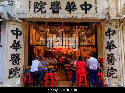 Singapur - 07. September 2019: Einheimische und Touristen, Kunden, die in meinem Awesome Cafe, einem Restaurant in einem umgebauten alten Krankenhaus, essen Stockfoto