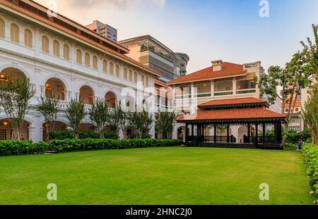 Singapur - 08. September 2019: Iconic Raffles Hotel, ein Luxushotel im Kolonialstil, das für die Erfindung des Singapore Sling-Cocktails berühmt ist Stockfoto