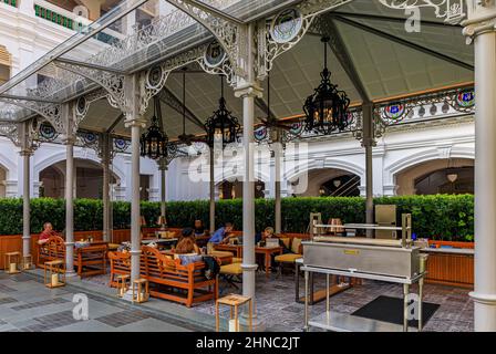 Singapur - 08. September 2019: Die Bar des Rafales Courtyard im legendären Rafales Hotel, einem Luxushotel im Kolonialstil Stockfoto