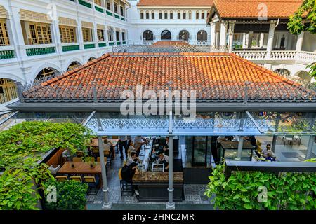 Singapur - 08. September 2019: Die Bar des Rafales Courtyard im legendären Rafales Hotel, einem Luxushotel im Kolonialstil Stockfoto