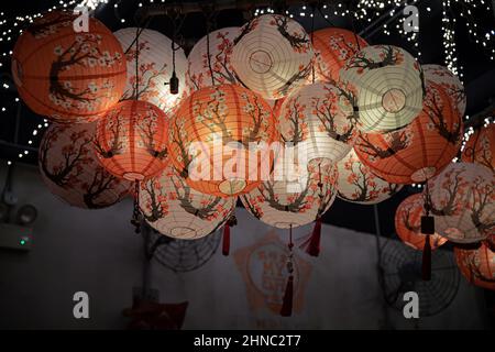 Singapur - 07. September 2019: Chinesische Laternen-Dekorationen für das Mid Autumn Festival im My Awesome Cafe, einem Restaurant in einem umgebauten alten Krankenhaus Stockfoto