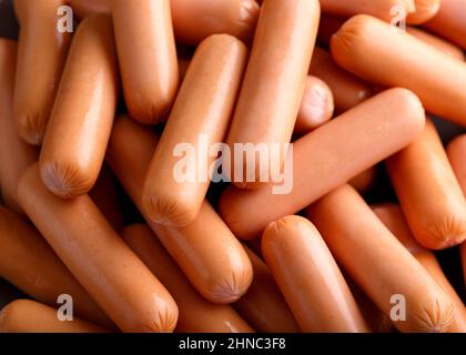 Rohes gekochtes Fleisch Schweinefleischwürste, Nahaufnahme, Hintergrund Stockfoto