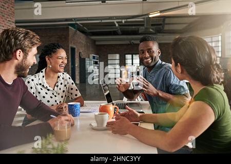 Brainstorming ist eine großartige Teambuilding-Übung. Aufnahme eines Teams von Kollegen, die in einem modernen Büro ein Meeting abhalten. Stockfoto