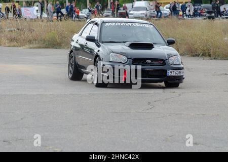 Subaru Impreza WRX STI, schwarz. STI-Subaru Tecnica International wurde 1988 gegründet und ist die Motorsportabteilung der Subaru Corporation. Bewegungsunschärfe, Unschärfe, Noi Stockfoto