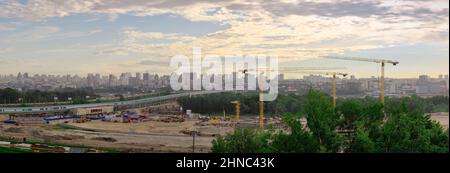 Nowosibirsk, Sibirien, Russland - 05.25.2020: Panorama der Stadt vom linken Ufer des ob. Hochkrane auf einer Baustelle am ob Stockfoto