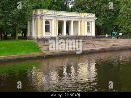 Sankt Petersburg, Russland, 09.01.2020. Rossi-Pavillon im Mikhailowski-Garten. Der kleine Palast spiegelt sich im Wasser des Flusses Moika im Stockfoto