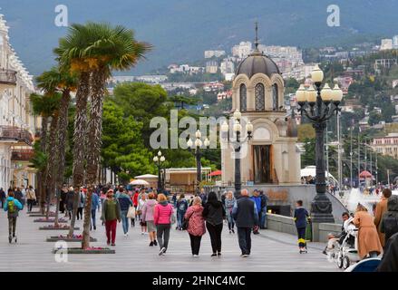 Jalta, Krim, Russland-10.25.2019: Urlauber gehen entlang der Hauptpromenade von Jalta-der Hauptstadt der Südküste der Krim. Touristenattraktion, Stockfoto