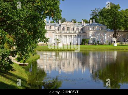 Lomonosov/Sankt Petersburg / Russland-09.05.20: Chinesischer Teich vor dem Palast. Statue der Artemis vor der barocken Fassade, Bogen aus dem 18. Jahrhundert Stockfoto