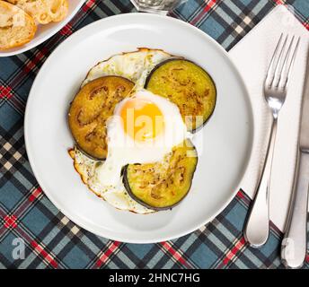 Gebratene Eier mit Auberginen zum Mittagessen in der Kantine Stockfoto