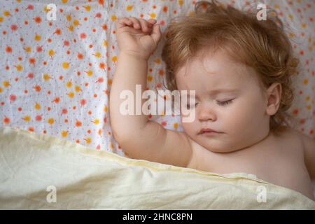 Baby schläft im Bett. Kinder schläfrig Gesicht, Kind schlafen. Nahaufnahme des cuye-Kindergesichtes. Stockfoto