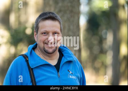 Pforzheim, Deutschland. 09th. Februar 2022. Rolf Müller, Fachvertreter der NABU Baden-Württemberg, steht in einem Waldgebiet bei Pforzheim. Müller ist überzeugt, dass die Jagd in ein ökologisches Gesamtkonzept eingebettet werden muss. Die Anzahl der geklumpten Wildtiere sollte so gesteuert werden, dass junge Bäume eine Chance haben, zu wachsen, anstatt von Rehen oder Hirschen gebissen zu werden. Rehe. Wilderei ist auch im Südwesten kein unbekanntes Phänomen. (To dpa 'Jagdtrieb aus der Steinzeit: Über 100 Wilderei-Fälle') Quelle: Marijan Murat/dpa/Alamy Live News Stockfoto