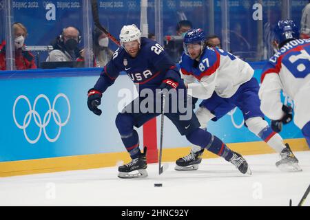 Peking, Hebei, China. 16th. Februar 2022. Der US-Verteidiger Steven Kampfer (20) und das slowakische Team leiten Pavol Regenda (87) im Eishockey-Viertelfinale der Herren während der Olympischen Winterspiele 2022 in Peking im National Indoor Stadium. (Bild: © David G. McIntyre/ZUMA Press Wire) Stockfoto