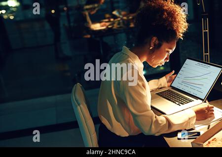 Die Nachtschicht erfordert eine besondere Art von Arbeiter Aufnahme einer jungen Geschäftsfrau, die spät in ihrem Büro arbeitet. Stockfoto