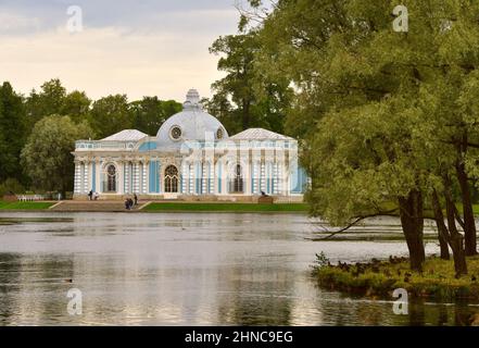 Puschkin/Sankt Petersburg / Russland-09.03.2020: Grotto-Pavillon. Elegantes Gebäude am Ufer des Großen Teiches des Catherine Park inmitten der üppigen Folia Stockfoto