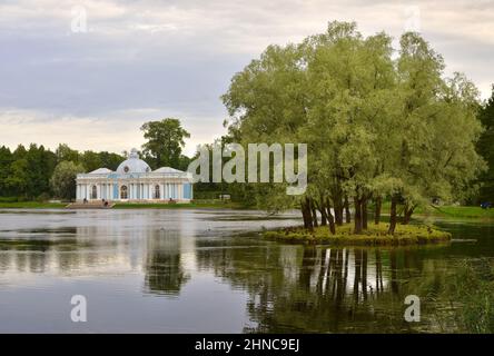 Puschkin/Sankt Petersburg / Russland-09.03.2020: Grotto-Pavillon. Elegantes Gebäude am Ufer des Großen Teiches des Catherine Park inmitten der üppigen Folia Stockfoto