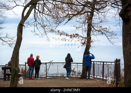 Menschen, die die neblige Aussicht auf die Berge in Dobogókő, Ungarn, betrachten Stockfoto