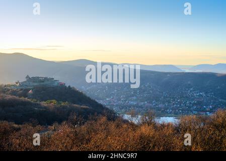 Berglandschaft mit Schloss Visegrád, Ungarn Stockfoto