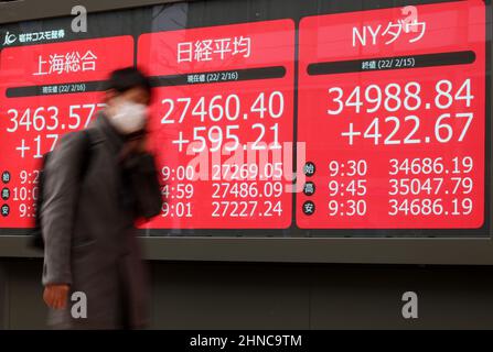 Tokio, Japan. 16th. Februar 2022. Ein Fußgänger fährt am Mittwoch, den 16. Februar 2022, vor einem Aktienkursen-Board in Tokio durch. Die japanischen Aktienkurse erholten sich um 595,21 Yen und schliefen an der Tokioter Börse bei 27.460,40 Yen. Quelle: Yoshio Tsunoda/AFLO/Alamy Live News Stockfoto