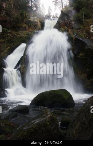 Schöner Triberg Wasserfall, der an einem Herbsttag über den Hügel im Schwarzwald von Deutschland stürzt. Stockfoto