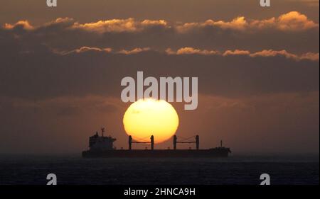 Die Sonne geht über Whitley Bay in North Tyneside auf, bevor der Sturm Dudley von Mittwochnacht bis Donnerstagmorgen den Norden Englands/Südschottlands trifft, dicht gefolgt vom Sturm Eunice, der am Freitag starke Winde und die Möglichkeit von Schnee bringen wird. Bilddatum: Mittwoch, 16. Februar 2022. Stockfoto