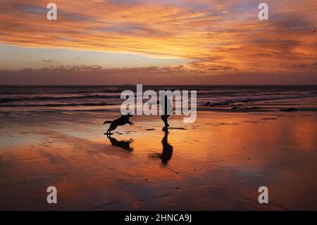 Die Sonne geht über Whitley Bay in North Tyneside auf, bevor der Sturm Dudley von Mittwochnacht bis Donnerstagmorgen den Norden Englands/Südschottlands trifft, dicht gefolgt vom Sturm Eunice, der am Freitag starke Winde und die Möglichkeit von Schnee bringen wird. Bilddatum: Mittwoch, 16. Februar 2022. Stockfoto