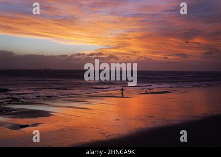 Die Sonne geht über Whitley Bay in North Tyneside auf, bevor der Sturm Dudley von Mittwochnacht bis Donnerstagmorgen den Norden Englands/Südschottlands trifft, dicht gefolgt vom Sturm Eunice, der am Freitag starke Winde und die Möglichkeit von Schnee bringen wird. Bilddatum: Mittwoch, 16. Februar 2022. Stockfoto