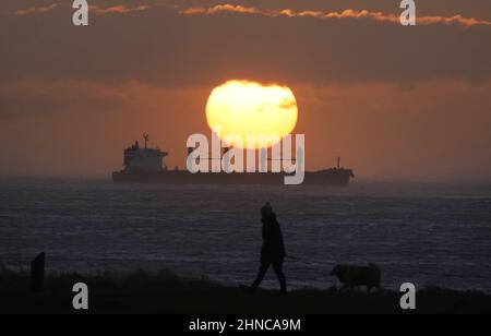 Die Sonne geht über Whitley Bay in North Tyneside auf, bevor der Sturm Dudley von Mittwochnacht bis Donnerstagmorgen den Norden Englands/Südschottlands trifft, dicht gefolgt vom Sturm Eunice, der am Freitag starke Winde und die Möglichkeit von Schnee bringen wird. Bilddatum: Mittwoch, 16. Februar 2022. Stockfoto