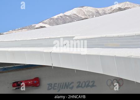 Yanqing, China. 16th. Februar 2022. Olympische Spiele, Bobsport, zwei-Mann-Bob, Frauen, Training, Im National Sliding Center trainiert die Schweizerin, die Schweizerin. Kredit: Robert Michael/dpa/Alamy Live Nachrichten Stockfoto