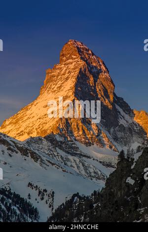 Panoramafenansicht des Matterhorns im Winter, Zermatt, Wallis, Schweiz Stockfoto