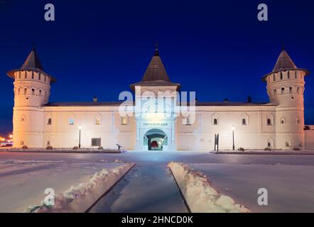 Tobolsk, Sibirien, Russland-01.06.2021: Tobolsker Kreml im Winter. Türme und Mauern des Gästehofs. Alte russische Architektur des XVIII. Jahrhunderts im f Stockfoto