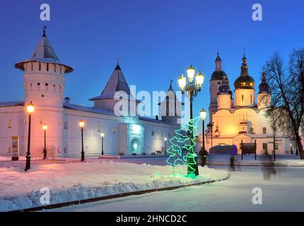 Tobolsk, Sibirien, Russland, 01.10.2021: Die Mauern und der Turm der Gostiny Dvor, die Sophia-Himmelfahrt-Kathedrale in Weihnachtslichtern. Altrussischer Archit Stockfoto