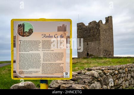 EASKY, COUNTY SLIGO, IRLAND - OKTOBER 12 2021 : das Schloss Roslee befindet sich neben dem Pier. Stockfoto