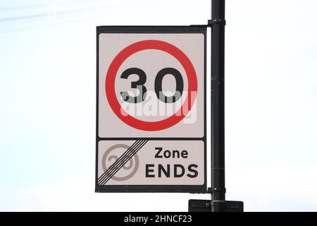 Zeichen für Geschwindigkeit ein Limit von 30 mph am Ende einer 20 mph-Zone in Großbritannien Stockfoto