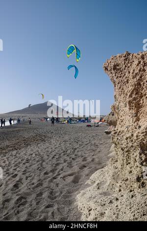 Windsurfer und Kitesurfer an der Playa del Médano, El Médano, im Süden von Teneriffa, auf den Kanarischen Inseln, Spanien, Februar 2022 Stockfoto