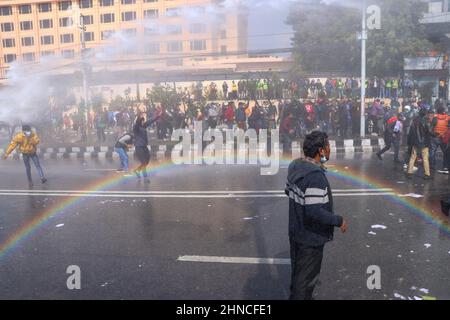 Kathmandu, NE, Nepal. 16th. Februar 2022. Kader verschiedener politischer Parteien stoßen bei einem Protest gegen die MCC-Zuschüsse der US-Regierung für Nepal in Kathmandu, Nepal, am 16. Februar 2022, auf die Bereitschaftspolizei. Viele Menschen in Nepal glauben, dass die Zuwendung Teil der amerikanischen Strategie ist, China entgegenzutreten, und sind daher dagegen. (Bild: © Aryan Dhimal/ZUMA Press Wire) Stockfoto