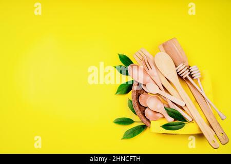 Umweltfreundliche Einweg-Utensilien aus Bambusholz und Papier drapierten Löffel, Gabel, Messer, Bambus-Schalen und andere.Copy Raum.Einweg-Besteck auf einem Stockfoto