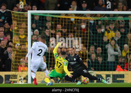 Ederson von Manchester City spart sich ein, um Milot Rashica von Norwich City - Norwich City gegen Manchester City, Premier League, Carrow Road, Norwich, UK - 12th. Februar 2022 nur zur redaktionellen Verwendung - es gelten DataCo-Einschränkungen Stockfoto