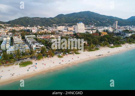 Luftaufnahme schöner patong Strand Phuket Thailand Amazing Sea Beach Sand Tourist travel Destination in der andamanensee schöne Insel am 1. Februar Stockfoto