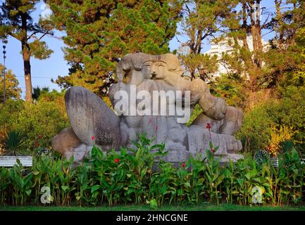 Sotschi, Russland, 11.01.2021: Adam und Eva Skulptur im Park. Steingartenskulptur im Arboretum inmitten von dichtem Grün Stockfoto