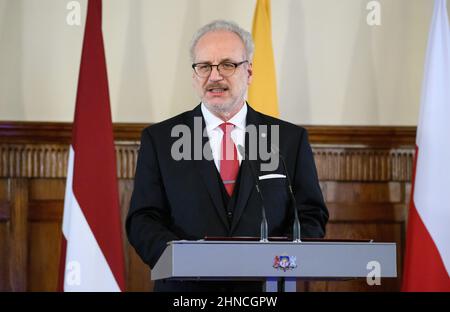 Riga, Lettland. 16th. Februar 2022. Der lettische Präsident Egils Levits spricht auf der Internationalen Wissenschaftskonferenz "100 Jahre Satversme" (Verfassung Lettlands) in der offiziellen Residenz des Präsidenten der Republik Lettland. Präsident Steinmeier und seine Frau sind zu einem zweitägigen Besuch in Lettland. Quelle: Bernd von Jutrczenka/dpa/Alamy Live News Stockfoto