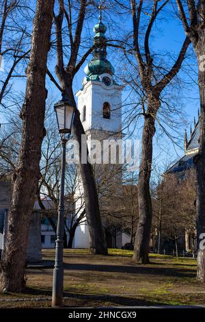 Weißer Turm, der Glockenturm der archdeanischen Pfarrkirche der Geburt der Jungfrau Maria. Stockfoto