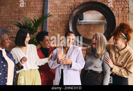 Portrait des Internationalen Frauentages über fröhliche, multiethnische Geschäftsfrauen im gemischten Alter Stockfoto