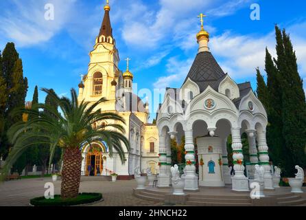 Sotschi, Russland, 11.01.2021. Kathedrale von Erzengel Michael unter grünen Palmen unter einem blauen Himmel, die heilige Quelle in der Rotunde unter der Kuppel Stockfoto