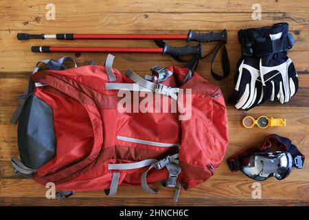Wanderzubehör. Aufnahme von verschiedenen Werkzeugen und Geräten für einen Wanderer auf einem Tisch ausgelegt. Stockfoto