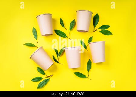 Becher aus recyceltem Papier. Zero Waste Concept.Einweg-Pappbecher auf gelbem Hintergrund. Stockfoto