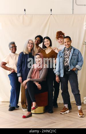 Porträt von multiethnischen Frauen im gemischten Alter, die zum Internationalen Frauentag lächeln Stockfoto