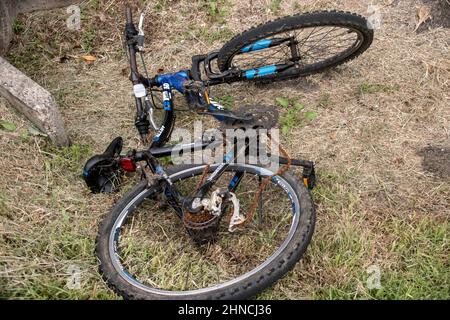 Das verrostete, alte, verlassene Mountainbike wurde im Graben neben der Straße in Queensland, Australien, hinterlassen. Blauer Rahmen, Marke Cyclops, Kinderfahrrad. Stockfoto