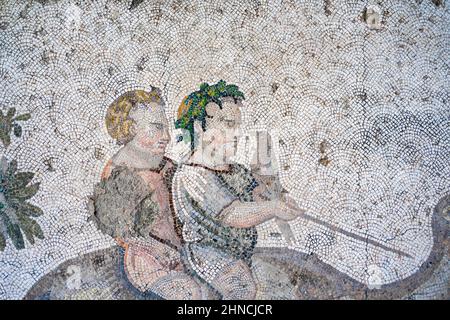 Mosaik mit zwei Kindern, die im Großen Palast von Konstantinopel auf einem Kamel aus byzantinischer Zeit reiten. Great Palace Mosaics Museum. Istanbul. Stockfoto