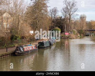 Gesamtansicht des Flusses Nene bei Southbridge, Northampton, Großbritannien; mit festfahrenden Schmalbooten Stockfoto